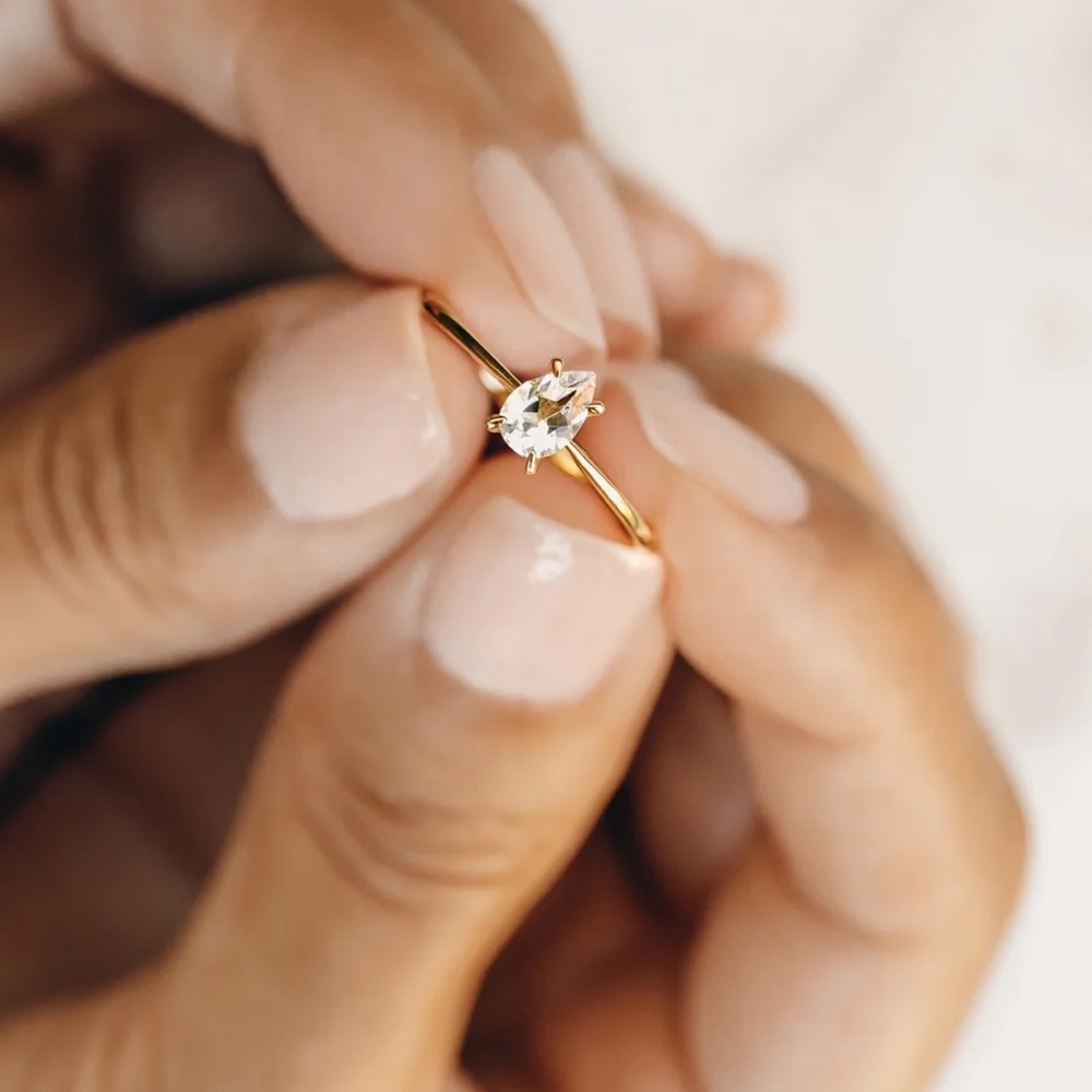 Linjer Pear Shaped Ring White Topaz - Martine